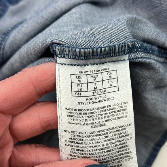 Guess two-tone Denim Chambray Pearl Snap  Blouse - Picture 11 of 12